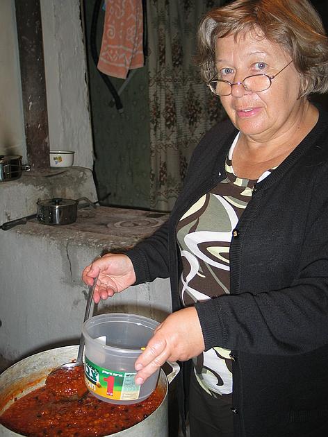 Ирина Анатольевна Муравьева варит варенье из собранных ягод, поселок Вывенка, 2008 год